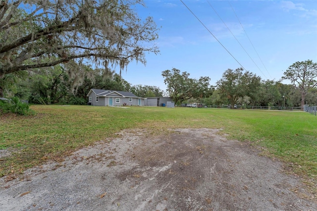 view of yard featuring a rural view