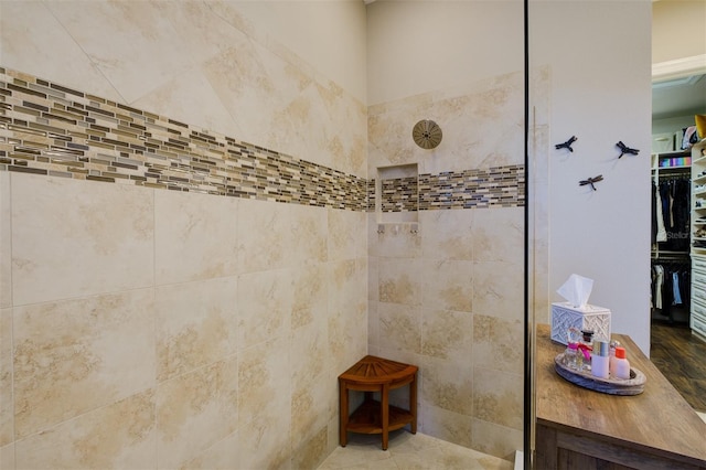 bathroom featuring a tile shower