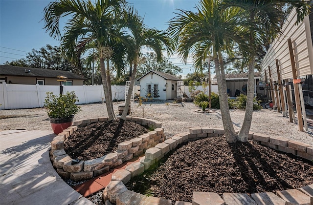 view of yard featuring an outbuilding