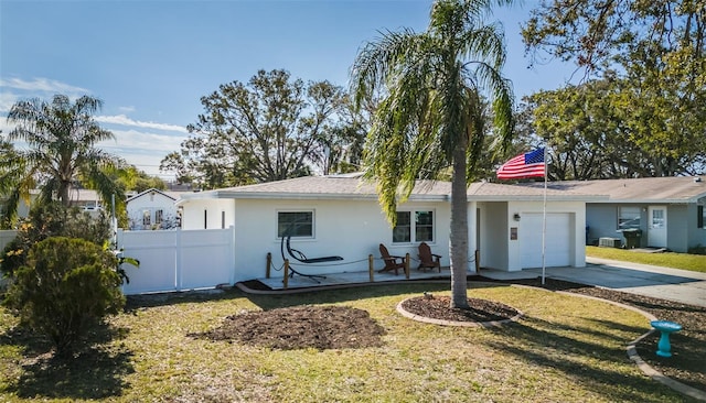 single story home featuring a front lawn