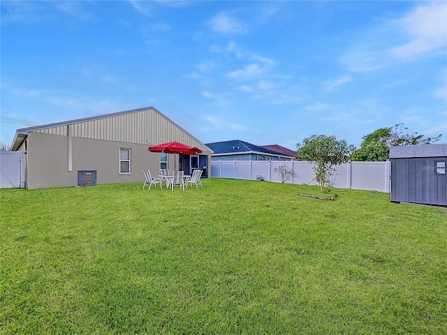 view of yard with a storage unit