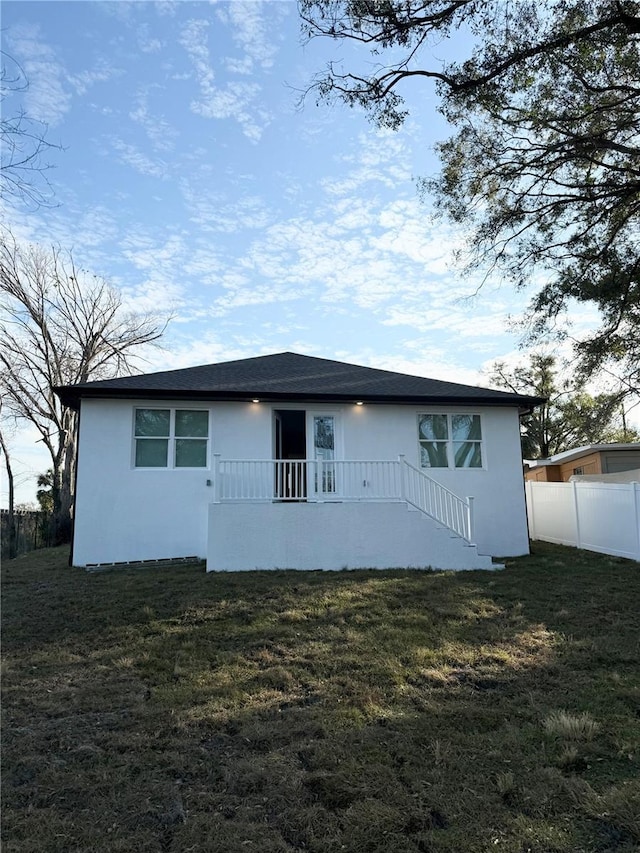 view of front of property featuring a front yard