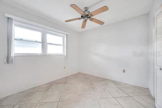 unfurnished room featuring ceiling fan