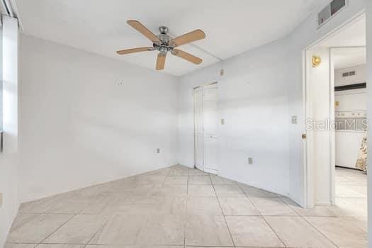 empty room featuring ceiling fan