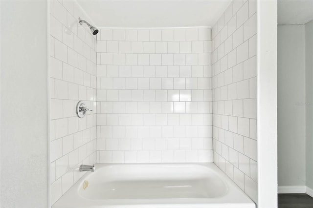 bathroom featuring tiled shower / bath combo