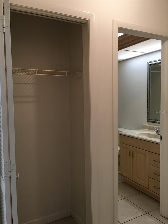 closet with sink