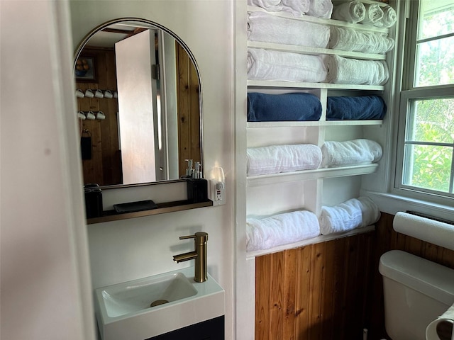 bathroom featuring sink and toilet