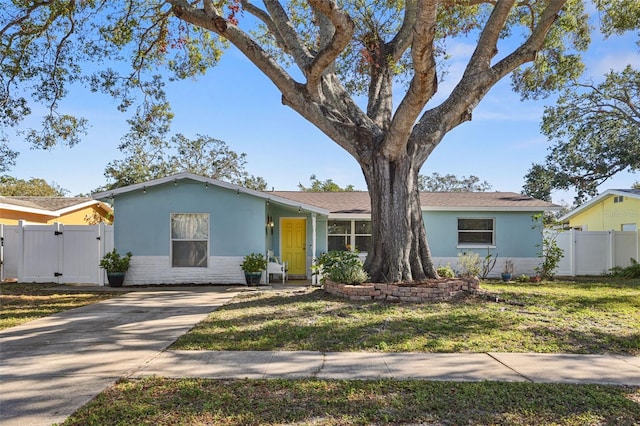 single story home featuring a front yard