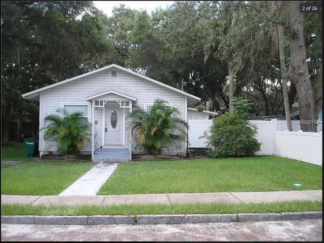 view of front facade featuring a front lawn