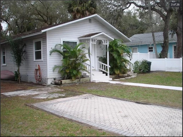 single story home with a front yard