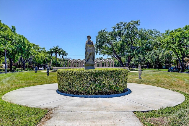 view of property's community featuring a lawn