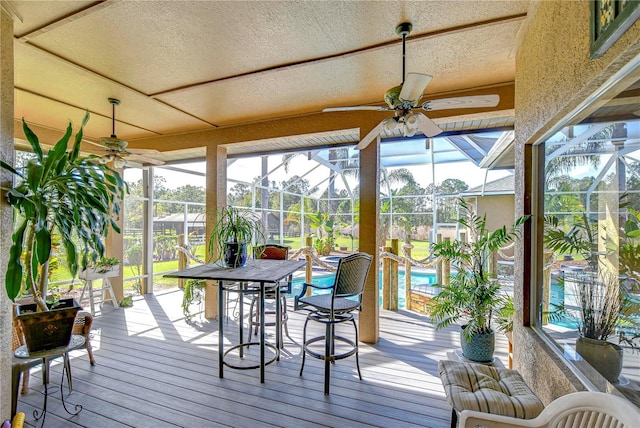 sunroom with ceiling fan