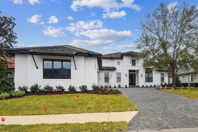 view of front of home featuring a front yard