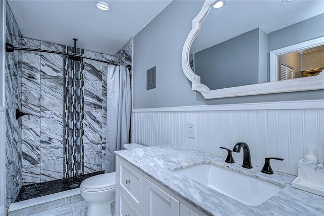 bathroom featuring a shower with curtain, vanity, and toilet