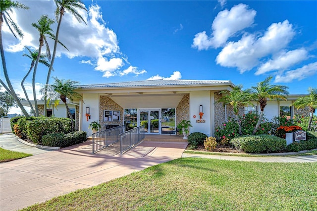 view of front of home featuring a front yard