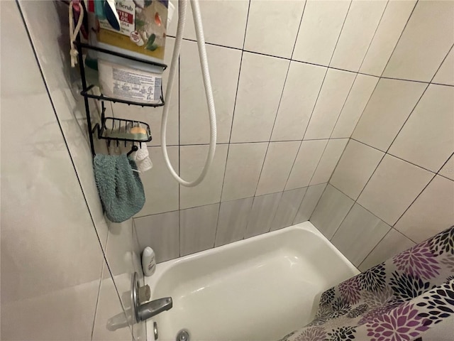 bathroom with tiled shower / bath combo