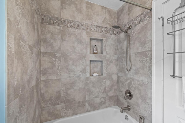 bathroom with tiled shower / bath combo