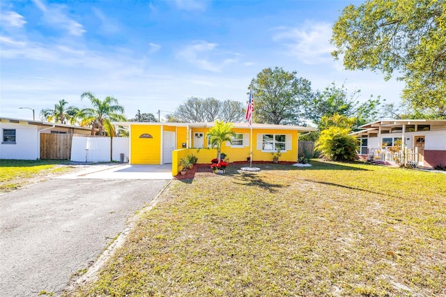 single story home with a front lawn