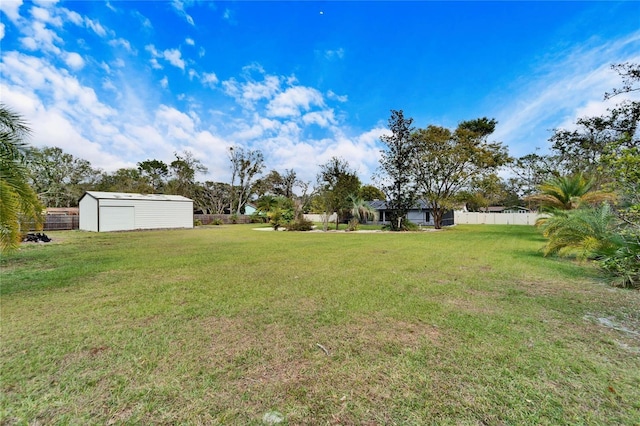 view of yard featuring an outbuilding