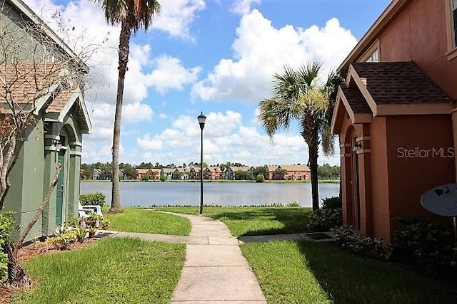 view of yard featuring a water view