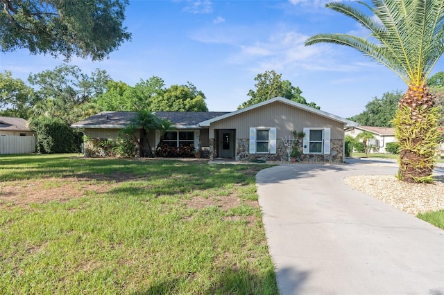 ranch-style house featuring a front yard