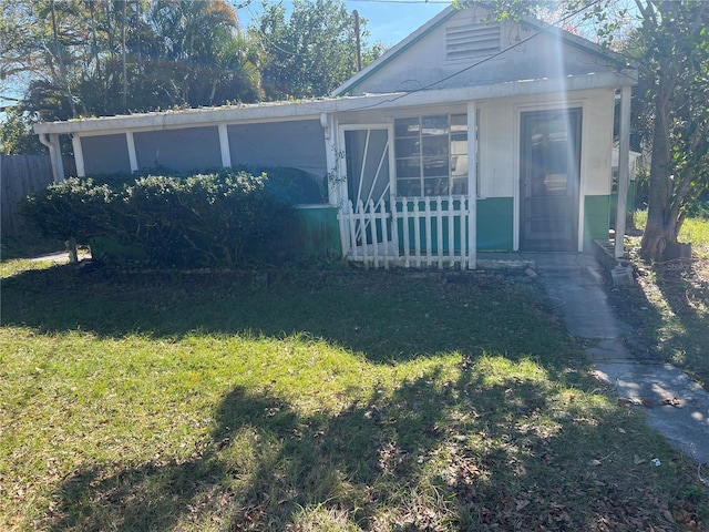 view of front facade featuring a front lawn