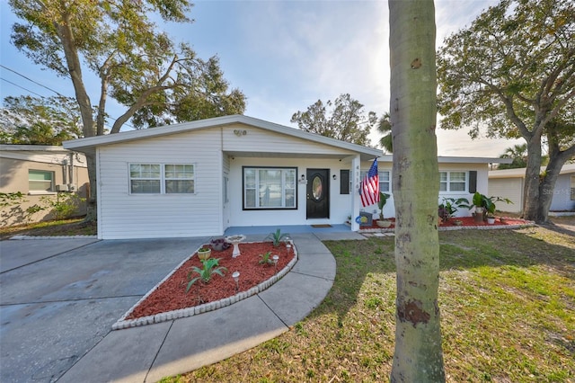 single story home with a front lawn