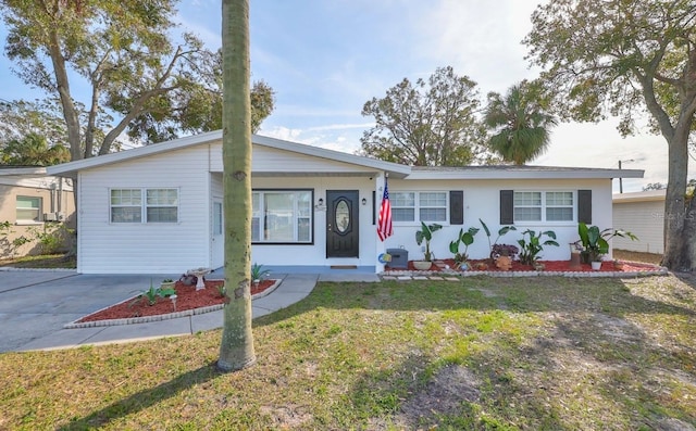 ranch-style home featuring a front lawn