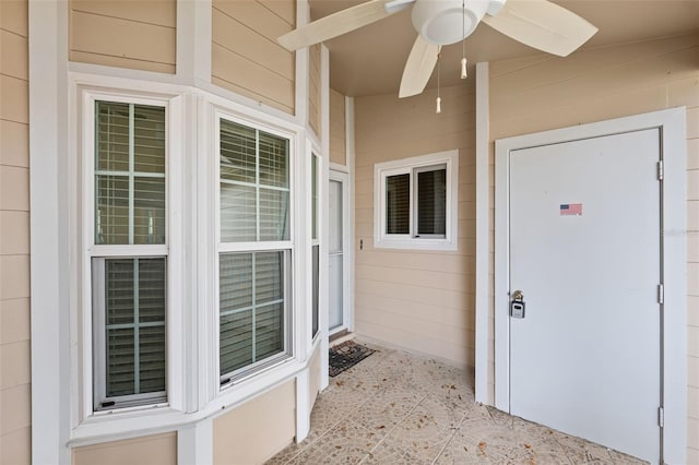 property entrance featuring ceiling fan