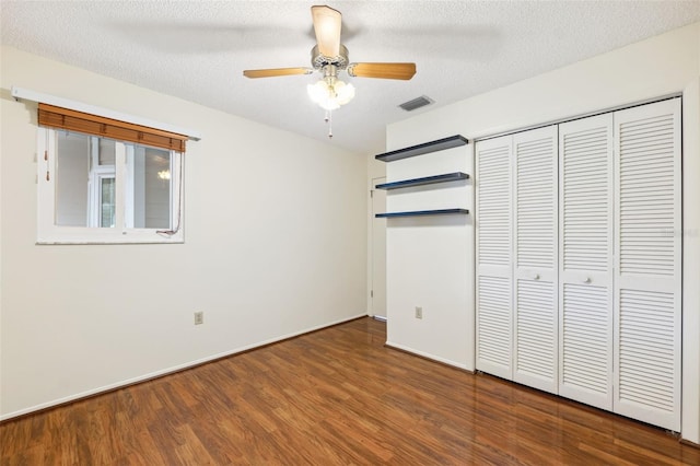 unfurnished bedroom with hardwood / wood-style floors, a textured ceiling, a closet, and ceiling fan