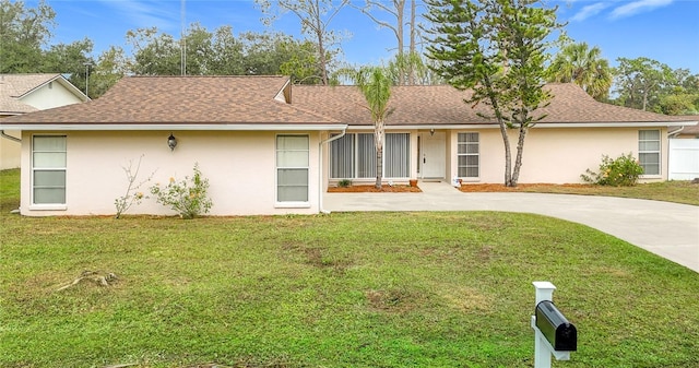 single story home featuring a front lawn