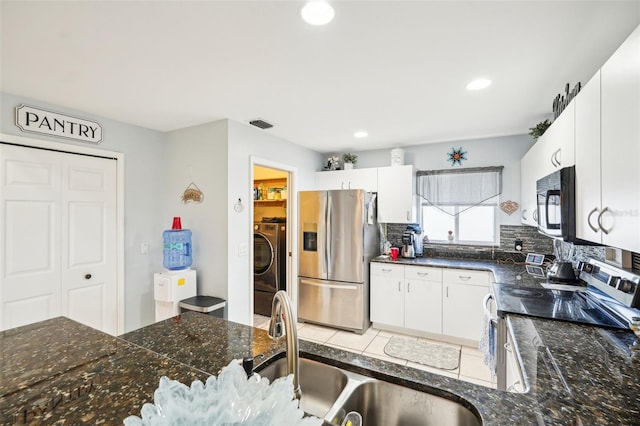 kitchen with stove, tasteful backsplash, sink, stainless steel fridge with ice dispenser, and white cabinetry