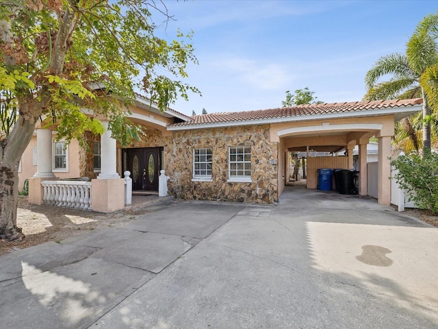 view of front facade with a carport