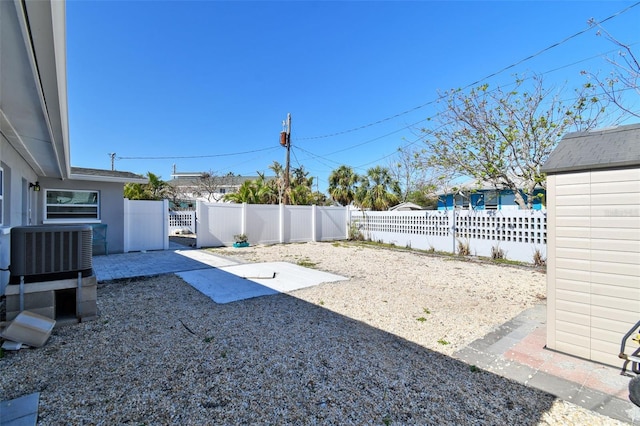 view of yard featuring a patio area