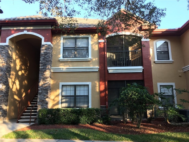 view of front facade with a balcony