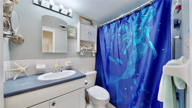 bathroom featuring a shower with curtain, decorative backsplash, vanity, and toilet