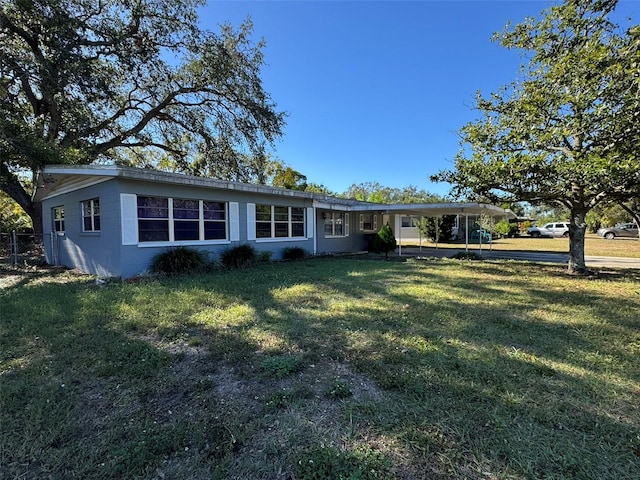 single story home with a front lawn