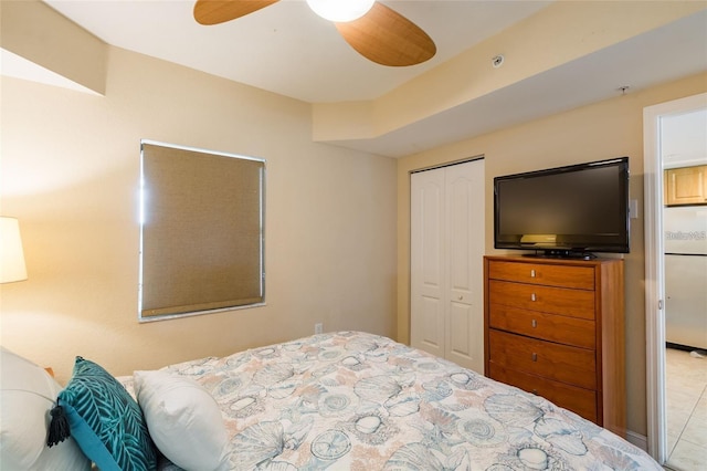 bedroom featuring ceiling fan and a closet