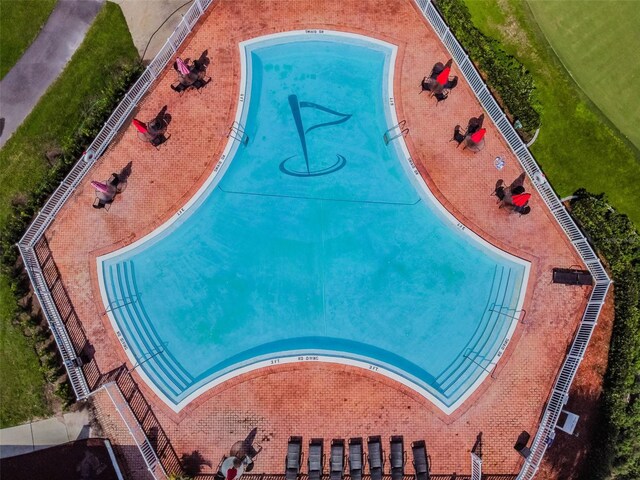 view of swimming pool