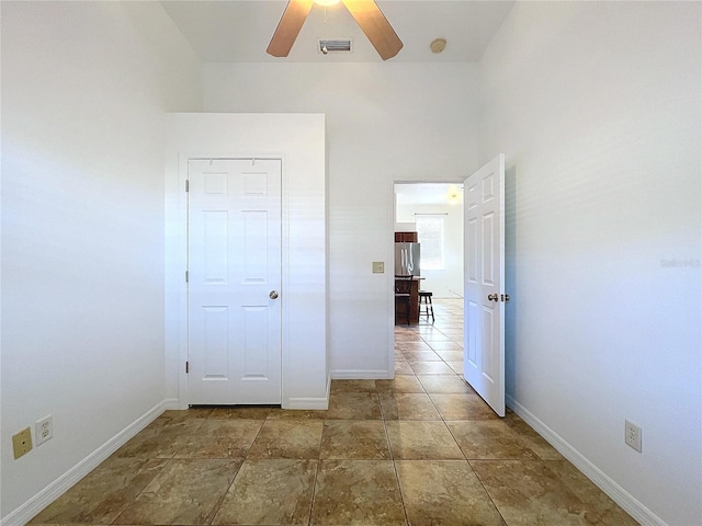 unfurnished bedroom featuring ceiling fan and a closet