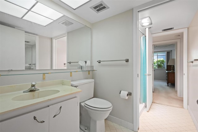 bathroom featuring a shower with curtain, toilet, vanity, and visible vents