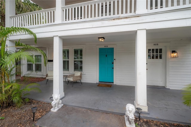 entrance to property featuring covered porch