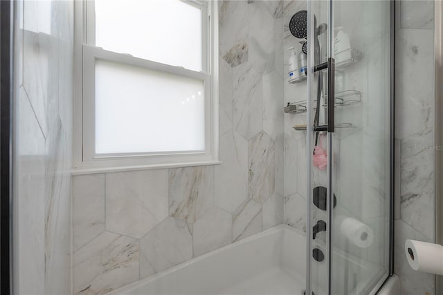 bathroom with tiled shower / bath combo