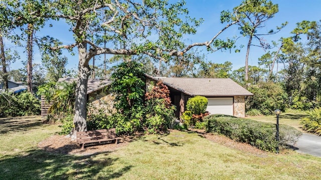 view of front facade featuring a garage and a front yard