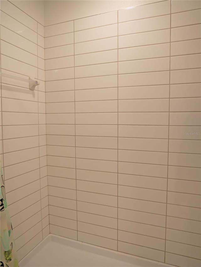 bathroom featuring a shower with shower curtain