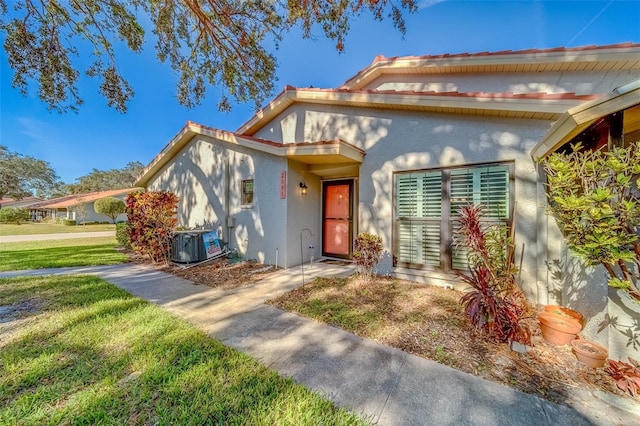 2035 Nash Dr, Clearwater, FL 33763 - view of front facade featuring central AC and a front yard