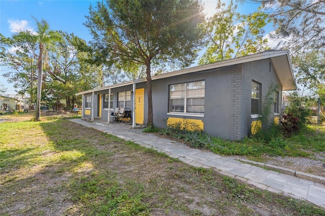 view of front of house with a front lawn