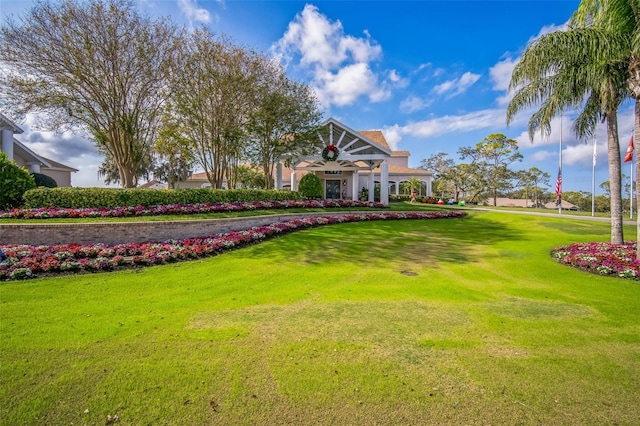 view of property's community featuring a lawn