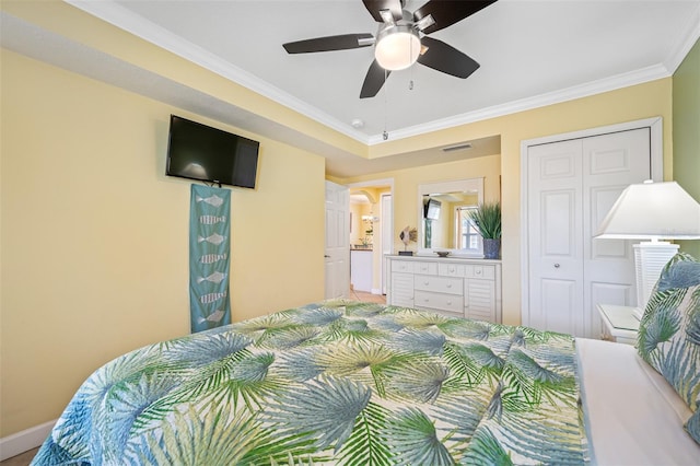 bedroom featuring ceiling fan, crown molding, and a closet