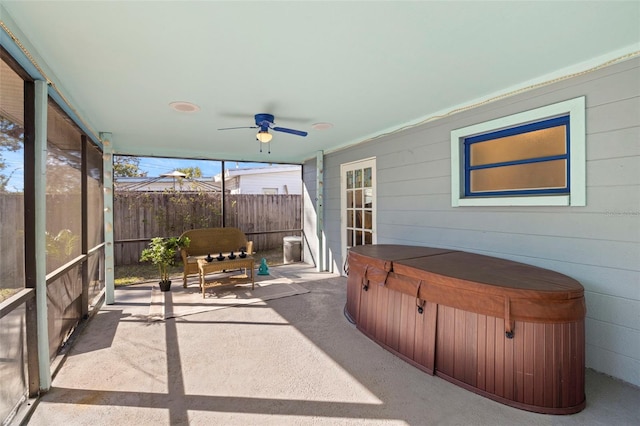 sunroom with ceiling fan